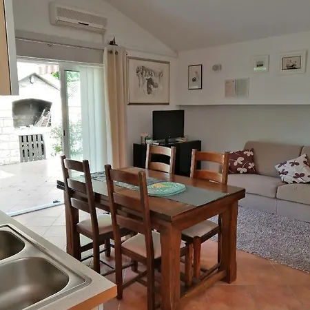 Apartament Dzoni